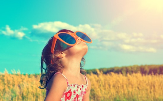 Bien protéger les yeux de vos enfants des UV du Soleil.